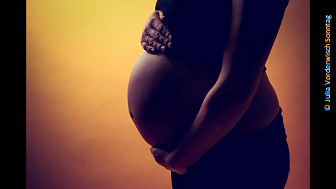 Der Bauch einer schwangeren Frau. 